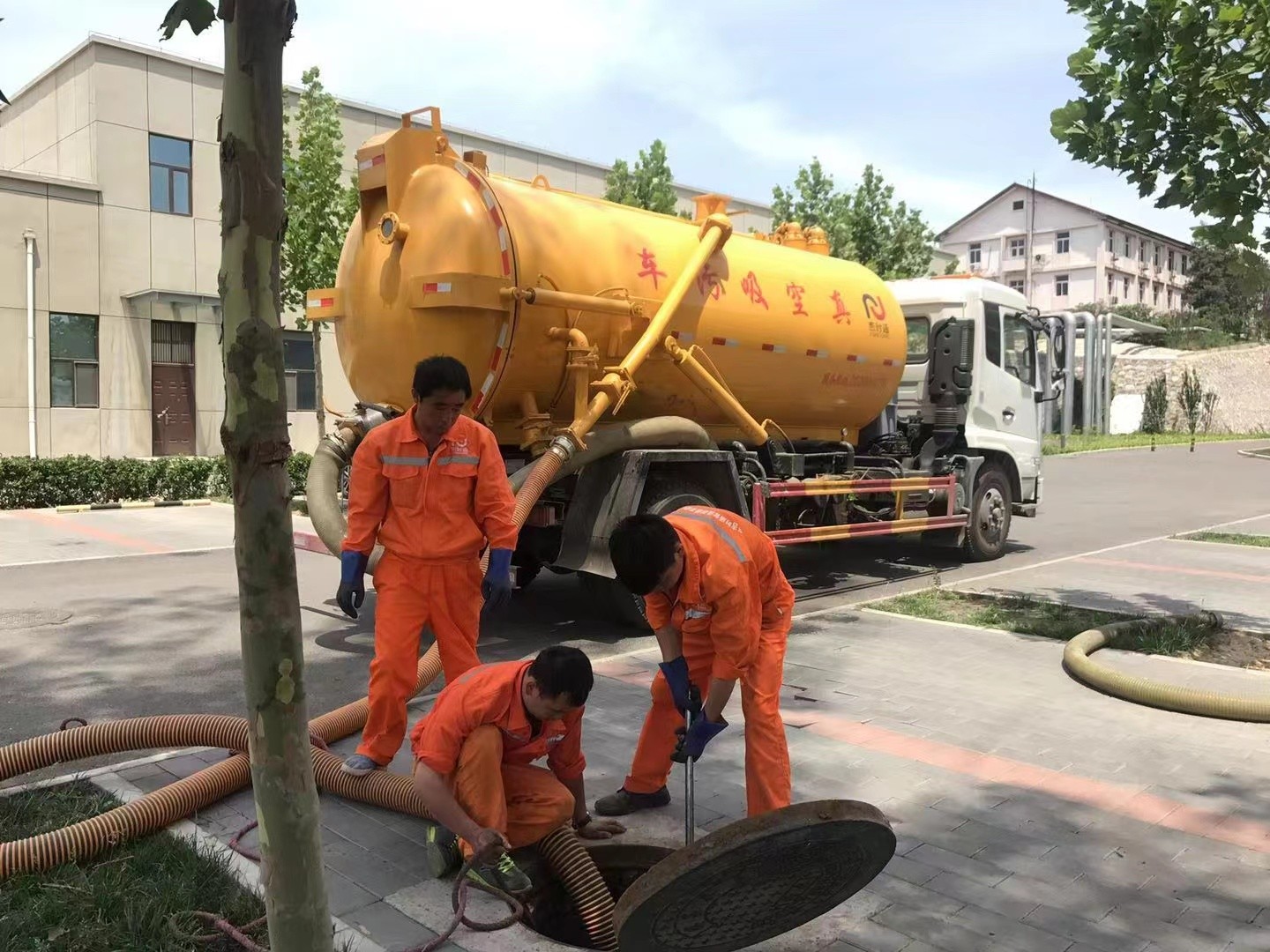 莱山管道疏通车停在窨井附近