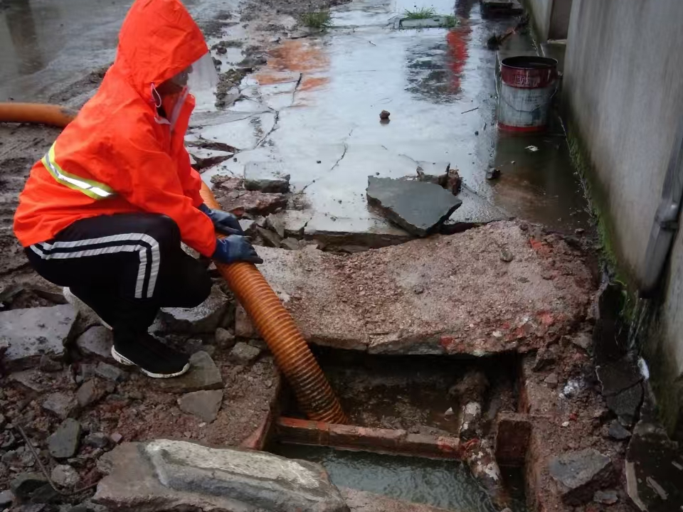 莱山专业清理污水池 炜誉市政以规范流程守护城市 “肠道”