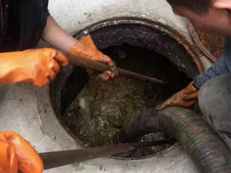 莱山清理化粪池时如何避免沼气的危害？